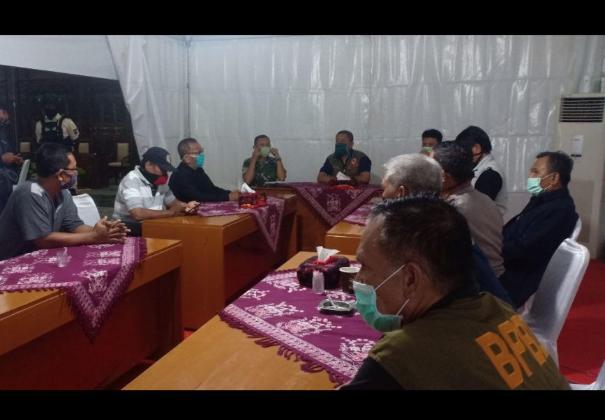 Sekretaris Gugus Tugas Penanggulangan Covid-19 M Arifin tengah memberikan penjelasan kepada warga RW 09 Kelurahan Mulyoharjo (Foto: Sumitro/daulat.co)