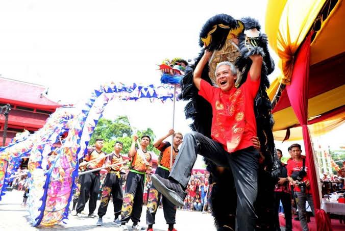 Gubernur Jawa Tengah Ganjar Pranowo mengenakan kepala barongsai - ist