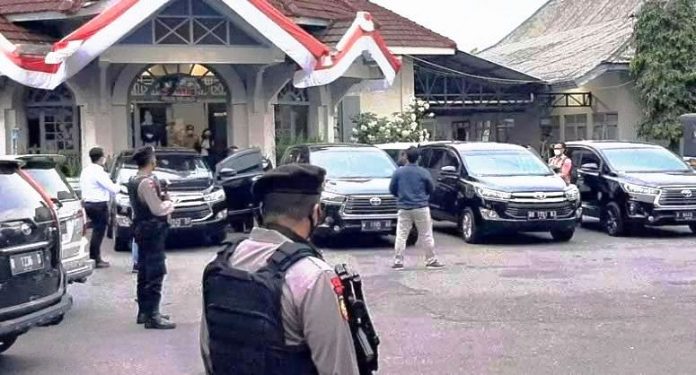 Kantor Dinas PUPR Kabupaten Banjarnegara dijaga aparat kepolisian saat dilakukan penggeledahan KPK, Senin (9/8/2021) - ist