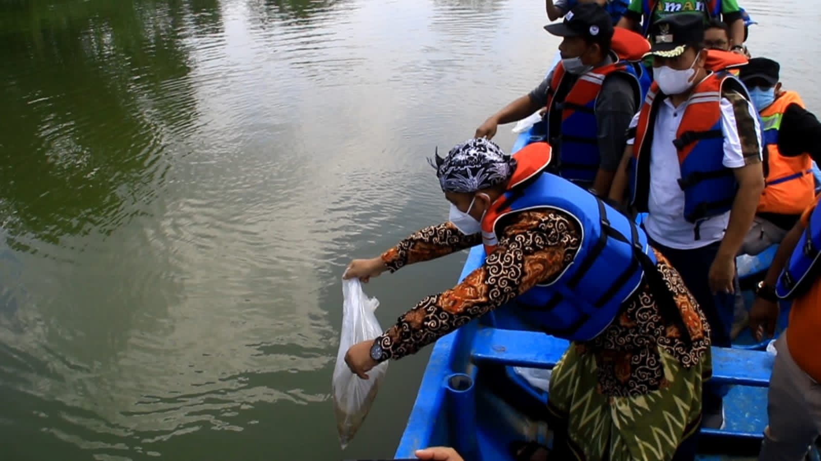 Dibuka Bupati Agung, PWI Pemalang Tabur 40 ribu Benih Ikan Untuk Meriahkan HPN 2022