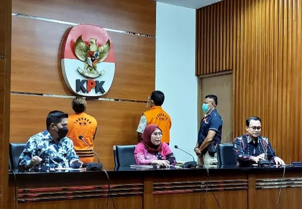 KPK menetapkan tiga tersangka dalam kasus dugaan suap pengurusan dana insentif daerah (DID) di Tabanan, Bali pada 2018. Salah satunya mantan Bupati Tabanan, Ni Putu Eka Wiryastuti