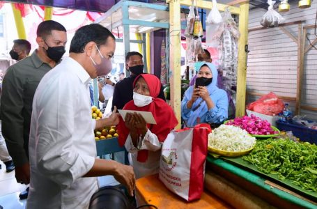 Kunker ke Jatim, Jokowi Bagikan Bansos di Pasar Pucang Anom