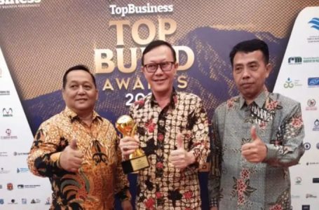 Direktur PDAM Tirta Mulia Pemalang Mendapat Penghargaan Top CEO BUMD 2023