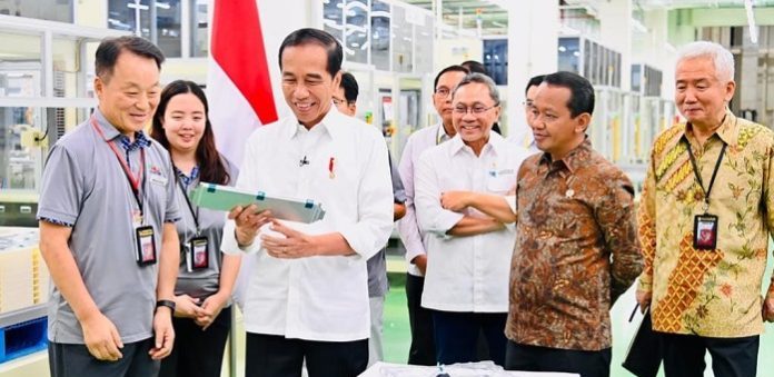 Jokowi Tinjau Pabrik Baterai Mobil Listrik PT HLI di Karawang