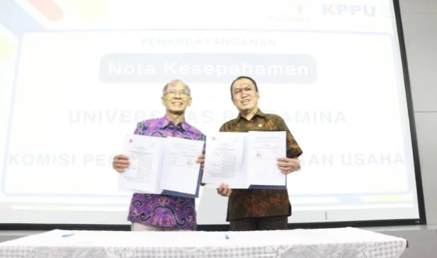 Ketua KPPU M. Fanshurullah Asa dan Rektor Universitas Pertamina Wawan Gunawan A. Kadir menunjukkan nota kesepahaman terkait Kepatuhan Sektor Energi